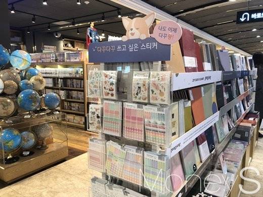 교보문고 광화문점에서 판매 중인 다꾸용품. /사진=김경은 기자