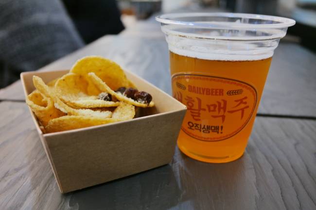 비어토크쇼에서는 참석자 전원에게 한국 대표 브루어리들의 한정판 수제맥주와 핑거푸드가 제공됐다. 사진은 안동 트로피컬 페일에일과 나쵸.