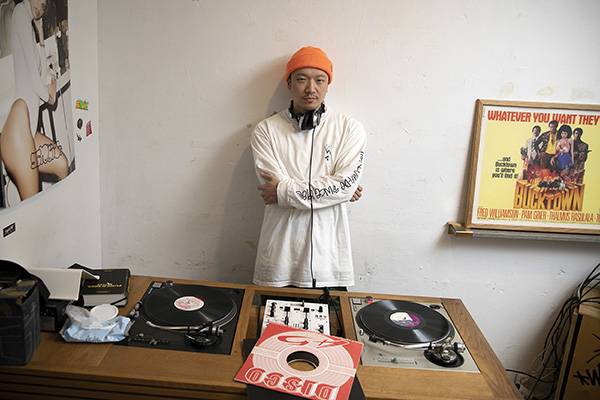 ⓒ시사IN 이명익 디제이 소울스케이프(위)가 약관의 나이에 만든 데뷔 앨범 <180g Beats>는 지금까지 한국 힙합 음악에서 손꼽히는 명반으로 평가받는다.