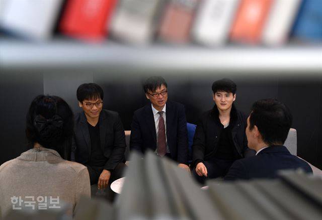 한국일보 집담회. 왼쪽부터 오탈누나, 정선균 메가로이어스 교수, 최승재 세종대 교수(좌장), 박강훈 전국로스쿨학생협의회 회장, 김로변. 홍인기 기자