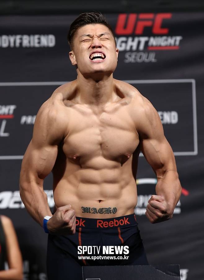 ▲ '황소' 양동이가 1,087일 만에 케이지로 돌아온다. 오는 18일 더블지FC 메인이벤트에 나선다. 2015년 11월 UFC 서울 대회 계체 장면. ⓒ한희재 기자