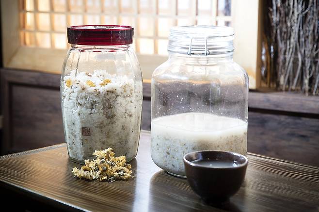 집에서 손 쉽게 만들어 볼 수 있는 국화 막걸리(왼쪽)와 식혜 막걸리. 장진영 기자