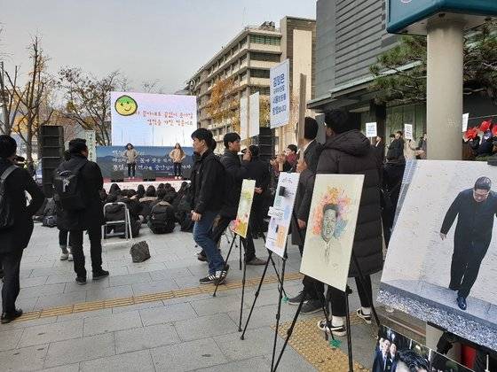 백두칭송위원회가 18일 서울 광화문광장에서 김정은 북한 국무위원장의 서울 방문을 환영하는 공연행사 '꽃물결'을 진행하고 있다. 김다영 기자