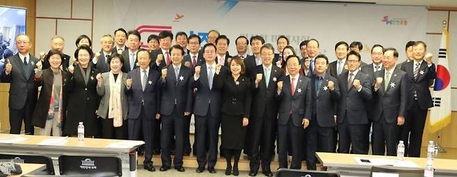 여야 정치권과 학계·산업계가 19일 오전 국회 의원회관에서 ‘소프트웨어안전포럼’ 출범식을 가진 뒤 포즈를 취하고 있다. 송희경 의원실 제공