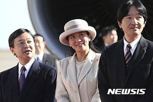 나루히토 왕세자(왼쪽)와 마사코 왕세자비. 오른쪽은 나루히토 왕세자의 동생인 아키시노노미야 왕자 [뉴시스]