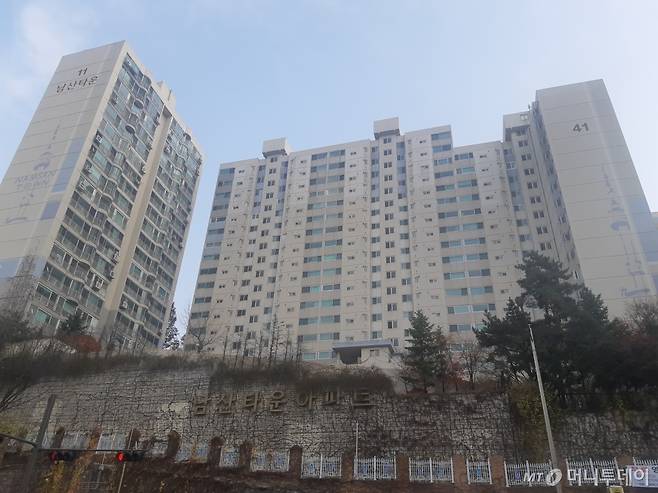 서울 중구 신당동 '남산타운아파트' 정문/사진=김희정 기자 dontsigh@mt.co.kr