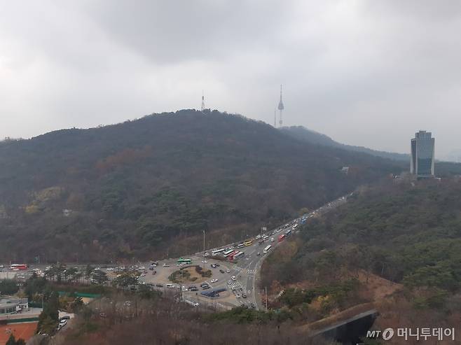 남산타운아파트에서 바라본 남산타워와 반얀트리 클럽앤스파(사진 왼쪽) 전경/사진=김희정 기자 dontsigh@mt.co.kr