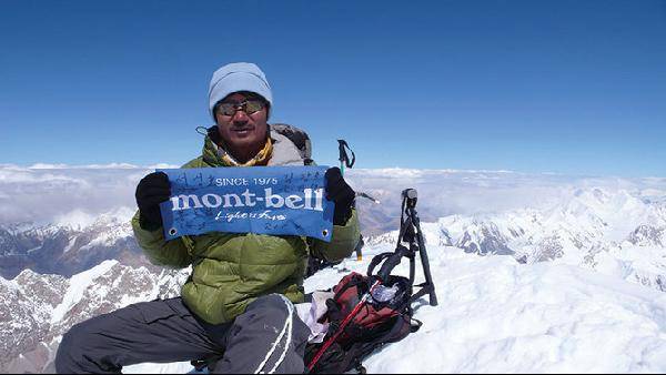 [월간산]2011년 가셔브룸1봉 정상의 김창호 대장.