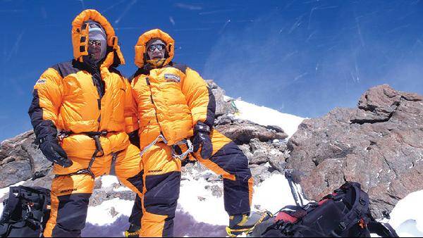 [월간산]2010년 낭가파르바트 정상에 선 김창호 대장과 서성호 대원.