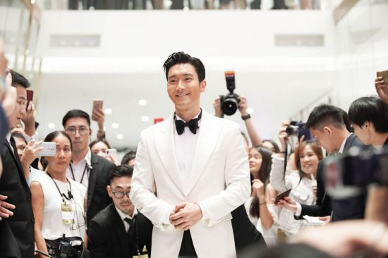 아이콘시암 쇼핑몰 오픈 행사에서 한류스타로 현지언론의 주목을 받은 최시원