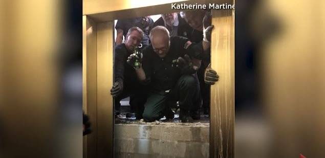 미국 시카고에서 '존 핸콕 센터'로 잘 알려진 초고층빌딩의 엘리베이터가 95층에서 11층까지 추락하는 사고가 발생했지만 다행히 사망자는 없었다고 CBS 시카고와 시카고 트리뷴이 19일(현지시간) 보도했다.신고를 받고 출동한 구조대원들은 11층 부근에서 3시간여 동안 벽에 구멍을 내고 균형을 잃은 채 건물 내벽에 끼어 있던 엘레베이터에서 탑승객들을 구출했다. [사진 방송화면 캡처]