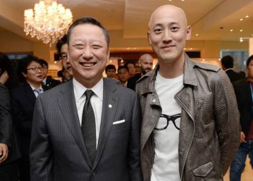 박용만 두산인프라코어 회장(왼쪽)과 아들 박서원 두산매거진 대표. 사진=온라인 커뮤니티