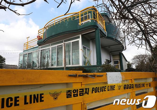 지난 2월 12일 제주시 구좌읍 한 게스트하우스에 폴리스라인이 설치돼 있는 모습. 제주동부경찰서는 전날인 11일 이 게스트하우스에 숙박했다 목이 졸려 살해된 20대 여성의 시신을 인근 폐가에서 발견했다. 2018.2.12/뉴스1 © News1 이석형 기자