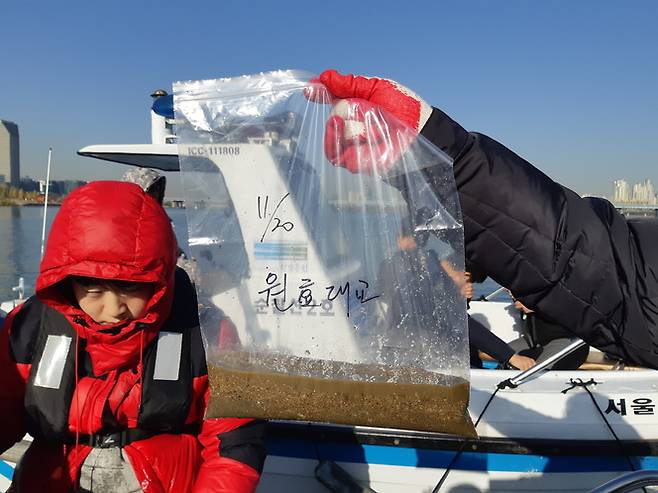 한강 원효대교 인근에서 퍼올린 강바닥 흙. 모래 알갱이가 보일 정도로 수질이 양호하다.