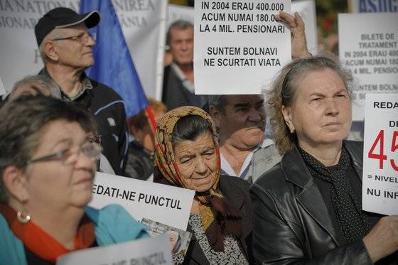 지난달 10일 부쿠레슈티 시민들이 연금 수령액을 줄이는 루마니아 정부의 새 연금 정책에 항의하는 시위를 하고 있다. [AP=연합뉴스]