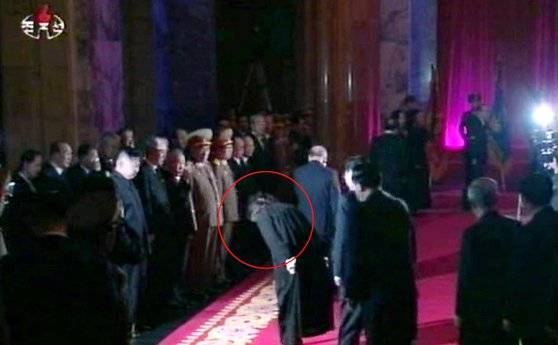 김정일 국방위원장 사망 직후 장례식장을 찾은 김옥(원안)이 김정은 국무위원장등 장의위원에게 인사하고 있다. [조선중앙TV 캡처]