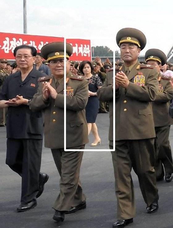 김옥(네모 안)이 김정은 국무위원장이 참석한 2012년 7월 26일 능라도유원지 완공행사에 모습을 보였다. 왼쪽 첫번째 인물은 다음해인 2013년 12월 처형된 장성택 노동당 행정부장 [사진 연합뉴스]