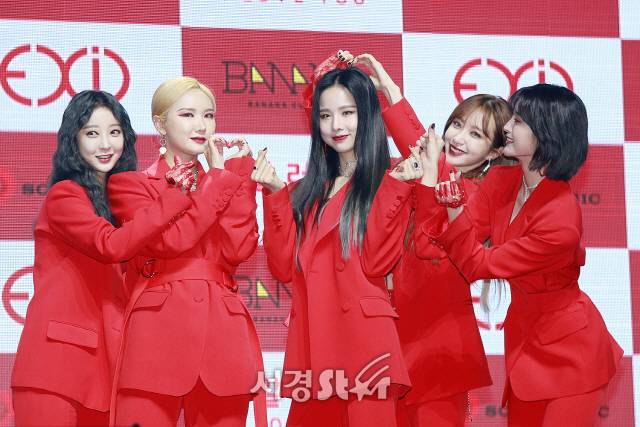 EXID(이엑스아이디) 멤버 혜린, LE, 솔지, 하니, 정화가 싱글앨범 ‘알러뷰’ 쇼케이스에 참석해 포토타임을 갖고 있다.