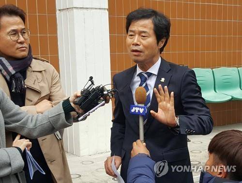 항소심 직후 인터뷰하는 김승환 전북교육감 [연합뉴스 자료사진]