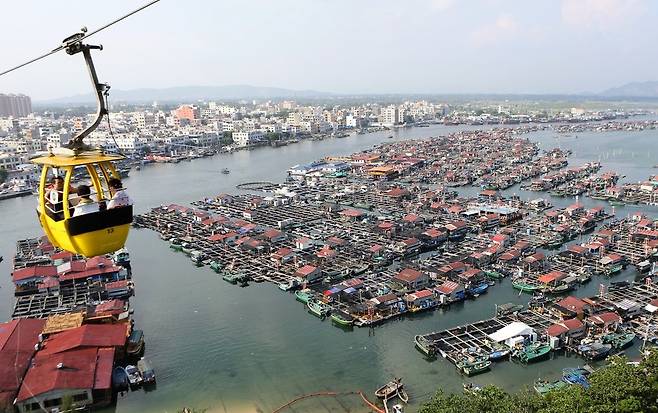 원숭이섬의 케이블카와 수상가옥촌. 이병학 선임기자