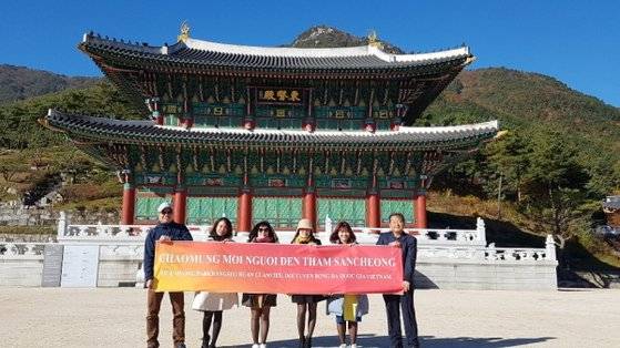 박항서 감독의 고향인 경남 산청의 동의보감촌을 찾은 베트남 여행관계자들. [사진 산청군청]