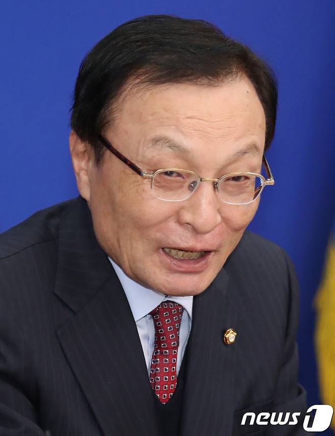 웃음 띤 이해찬 대표