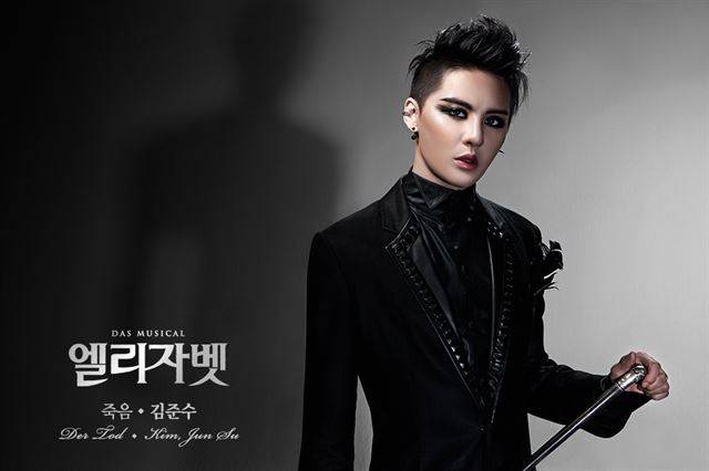 아이돌그룹 출신인 김준수는 뮤지컬에 데뷔하자마자 흥행 보증수표가 됐다. 군 제대 후 복귀작인 '엘리자벳' 역시 티켓 예매가 시작되자 마자 그의 출연 공연이 전석 매진됐다. EMK뮤지컬컴퍼니 제공