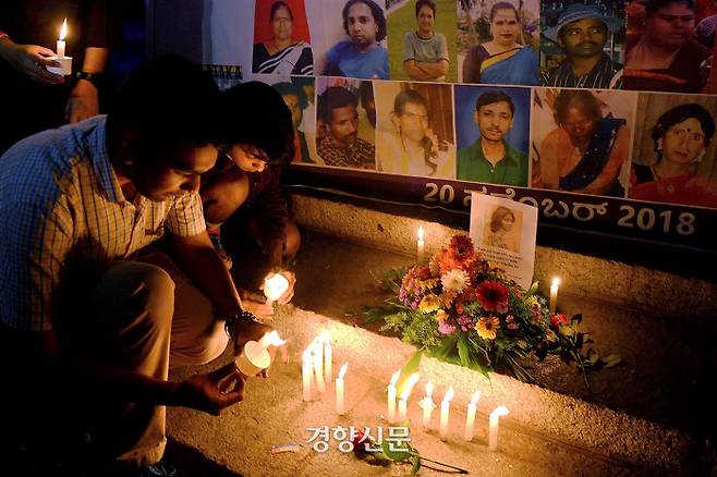 인도 시민단체와 성소수자들이 남부 도시 방갈로르에서 20일(현지시간) 트랜스젠더 추모의 날을 맞아 희생된 트랜스젠더를 추모하고 있다. 게티이미지