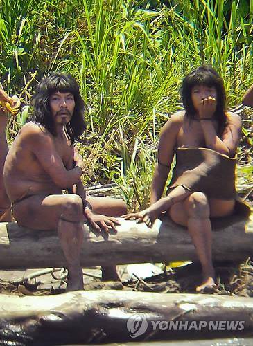 2012년에 공개된 페루 남동부 원시 원주민의 모습[EPA=연합뉴스]
