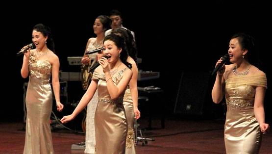 북한 평화통일예술단 소속 가수들이 지난 18일 금강산관광 20주년 기념행사에서 노래를 부르고 있다. /현대그룹 제공