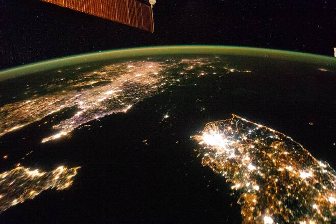한반도 남쪽은 야간 조명으로 눈이 부시지만, 북한은 평양을 제외하면 캄캄하다. [사진 NASA]