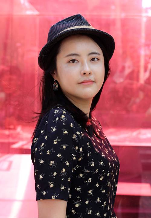 지난 15일 서울 신사동의 한 카페에서 만난 홍인혜씨는 “아직 시인이라고 말하기가 못내 부끄럽다”고 말했다. 등단 후에도 그는 여전히 회사를 다니고 만화를 그린다. ‘좋아하는 일’을 찾아 꾸준히 발버둥친 시간들이 지금의 홍씨를 만들었다. 그는 “앞으로도 만화로 수많은 사람과 소통하고, 휘발되지 않는 ‘영원히 남는 글’을 쓰고 싶다”고 전했다. 작가 제공
