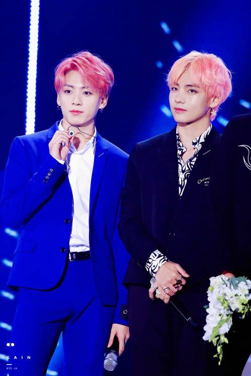 방탄소년단 뷔(사진 오른쪽)와 정국.