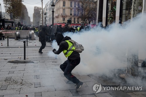 경찰 최루가스에 맞서는 '노란 조끼' 운동 시위대 [AFP=연합뉴스]