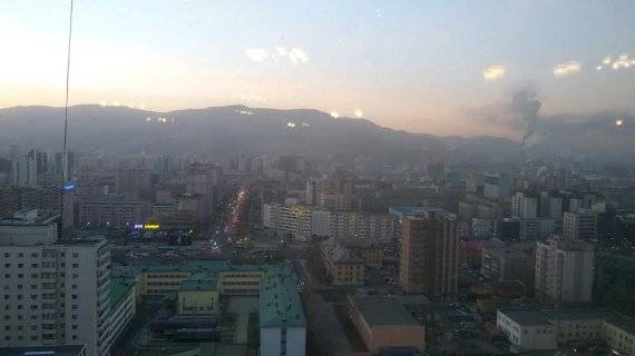 지난 13일 오전 8시께 몽골 울란바토르시 전경. 제3호 석탄발전소를 비롯해 가정에서 생석산을 때서 하늘이 뿌연 연기로 덮여 있다./사진=유선준 기자