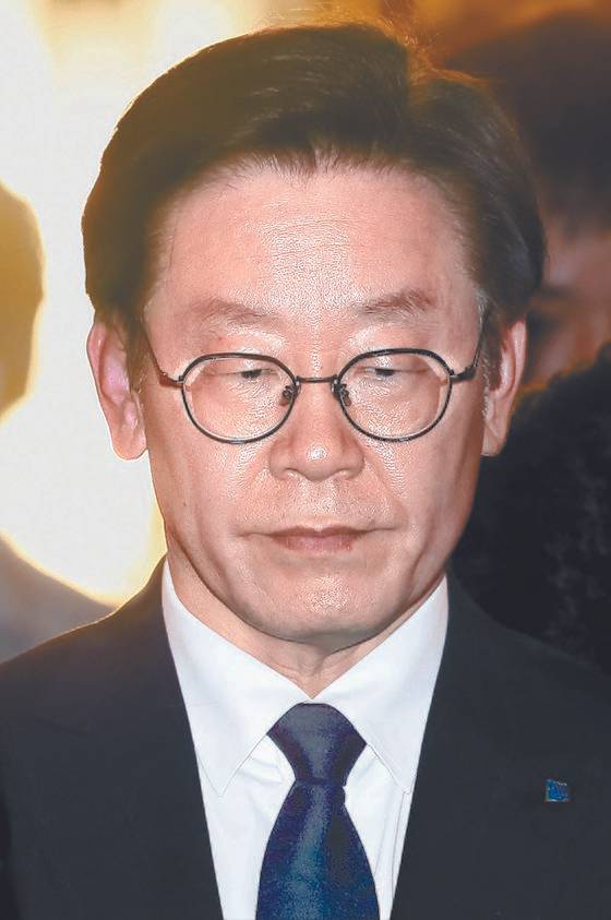 이재명 경기지사가 24일 오전 수원지검 성남지청에 소환돼 직권남용 혐의 등에 대한 조사를 받는다. [뉴스1]