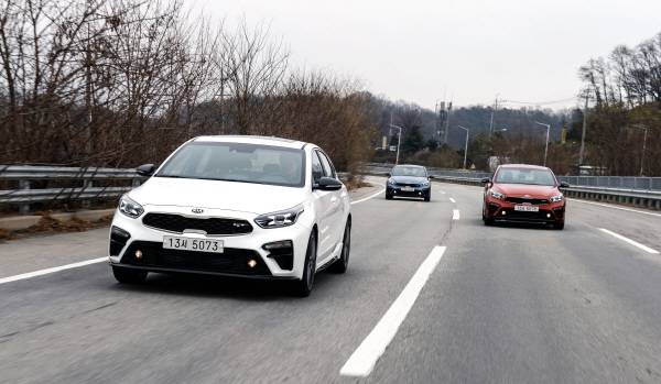 서스펜션을 단단히 조율함으로써 승차감은 덜고 스포티한 감성을 배가했다 [사진제공=기아자동차]