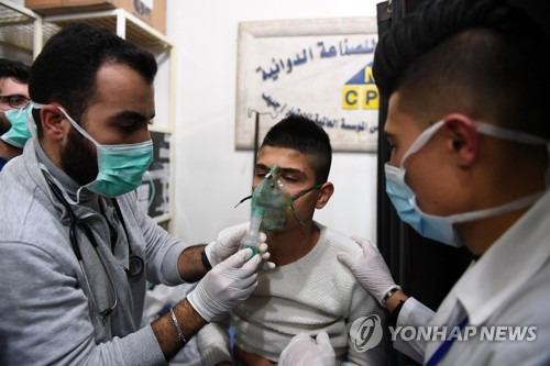 24일(현지시간) 시리아 알레포에 있는 한 병원에서 호흡곤란 증상을 보이는 한 환자가 치료를 받는 모습 [EPA/SANA=연합뉴스]