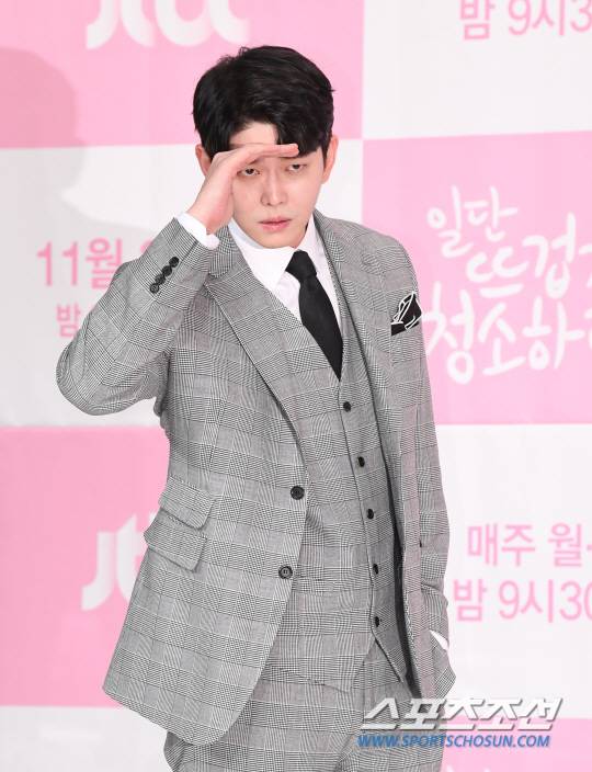 26일 오후 서울 영등포 타임스퀘어에서 JTBC 월화드라마 '일단 뜨겁게 청소하라'(연출 노종찬, 극본 한희정) 제작발표회가 열렸다. 윤균상이 제작발표회에 참석해 포즈를 취하고 있다. 송정헌 기자 songs@sportschosun.com/2018.11.26/