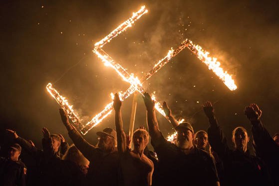 네오나치들이 나치 상징물 앞에서 나치식 경례를 하고 있다. 이들은 최근 모바일, 온라인 활동도 적극적으로 하고 있다. [로이터=연합뉴스]