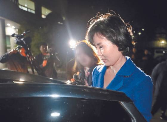 검찰은 지난 주 이재명 경기지사의 강제 입원과 관련 지난 주 김혜경씨를 비공개로 소환해 조사했다. 사진은 지난 2일 오후 '혜경궁 김씨' 트위터 계정의 소유주 논란과 관련 피고발인 신분으로 조사를 마친 뒤 경기남부경찰청을 빠져나가는 김혜경씨의 모습. [연합뉴스]