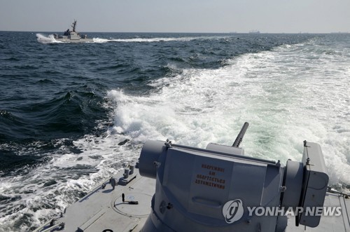 크림반도 주변 해역을 항해하는 우크라이나 군함 [AP=연합뉴스]