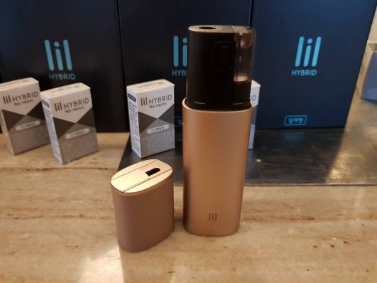 릴 하이브리드 기기와 액상 카트리지.(사진=강신우 기자)