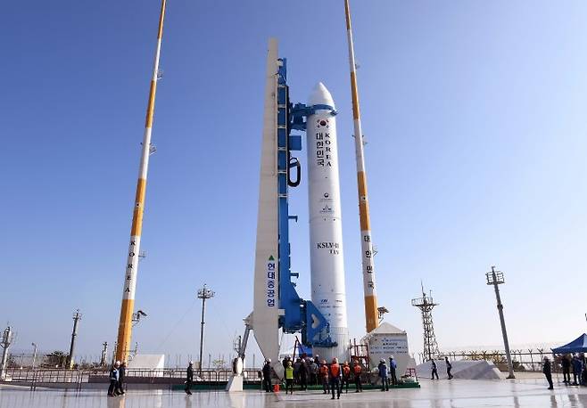 ì ë¨ ê³ í¥ ëë¡ì°ì£¼ì¼í° ë°ì¬ëì íêµ­íë°ì¬ì²´(KSLV-â¡) âëë¦¬í¸âì ì£¼ ìì§ ê²ì¦ì© ìíë°ì¬ì²´ê° ì§ë¦½í´ ì¥ì°©ë ëª¨ìµ. 28ì¼ ì¤í ë°ì¬ë  ìì ì´ë¤. - íêµ­í­ê³µì°ì£¼ì°êµ¬ì ì ê³µ