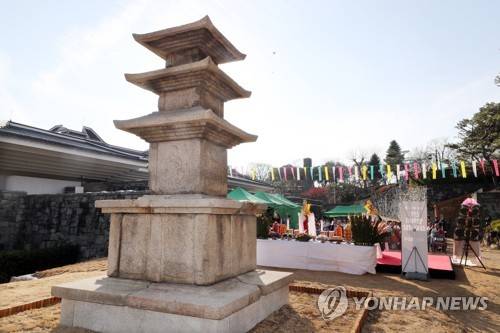 77년 타향살이 끝내고 고향에 선 국보 '산청 범학리 삼층석탑' (진주=연합뉴스) 최병길 기자 = 77년간 타향살이를 한 국보 제105호 산청 범학리 삼층석탑이 27일 국립진주박물관 야외전시장에 다시 세워져 점안식과 복원기념식이 열리고 있다. 통일신라시대인 9세기에 만든 것으로 추정되는 석탑은 일제 강점기에 수난을 겪으며 기나긴 타향살이를 해온 아픔을 안고 마침내 고향 땅에 복원돼 자리를 잡았다.     choi21@yna.co.kr  (끝)