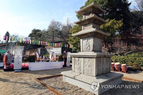 77년 타향살이 끝내고 고향에 선 국보 '산청 범학리 삼층석탑' (진주=연합뉴스) 최병길 기자 = 77년간 타향살이를 한 국보 제105호 산청 범학리 삼층석탑이 27일 국립진주박물관 야외전시장에 다시 세워져 점안식과 복원기념식이 열리고 있다. 통일신라시대인 9세기에 만든 것으로 추정되는 석탑은 일제 강점기에 수난을 겪으며 기나긴 타향살이를 해온 아픔을 안고 마침내 고향 땅에 복원돼 자리를 잡았다.     choi21@yna.co.kr  (끝)