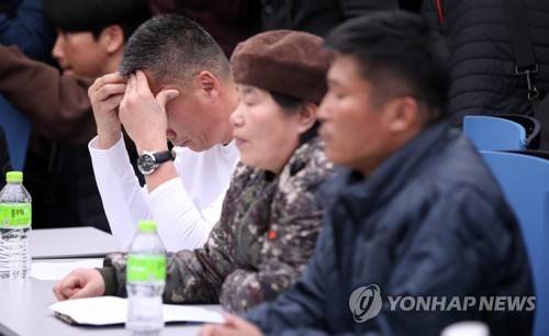 다시 떠오르는 그 날의 악몽 (서울=연합뉴스) 김인철 기자 = 27일 오후 서울 영등포구 여의도 이룸센터에서 문무일 검찰총장이 형제복지원 피해자들에게 직접 사과하기 위해 만난 자리에서 형제복지원 피해생존자 및 유가족들이 당시 인권유린과 가혹행위 등의 증언을 들으며 고개를 떨구고 있다.      yatoya@yna.co.kr  (끝)