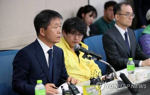 발언하는 형제복지원 담당 검사 김용원 변호사 (서울=연합뉴스) 김인철 기자 = 27일 오후 서울 영등포구 여의도 이룸센터에서 문무일 검찰총장이 형제복지원 피해자들에게 직접 사과하기 위해 만난 자리에서 형제복지원 사건 담당 검사였던 김용원 변호사(왼쪽)가 발언하고 있다. yatoya@yna.co.kr  (끝)