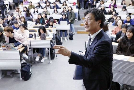 유승민 전 바른미래당 대표가 28일 서울 서대문구 이화여자대학교에서 '시장, 국가 그리고 정치'라는 주제로 강연을 진행했다. [뉴시스]