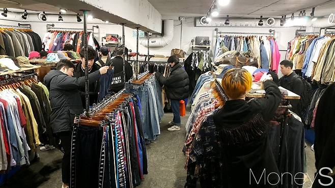 동묘 구제시장 빈티지샵 내부 모습./사진=김정훈 기자